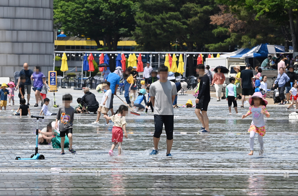 ▲ 6일 휴일을 맞아 대전 유성구 엑스포과학공원 한빛광장을 찾은 시민들이 물놀이를 하며 즐거운 시간을 보내고 있다. 이경찬 기자 chan8536@cctoday.co.kr