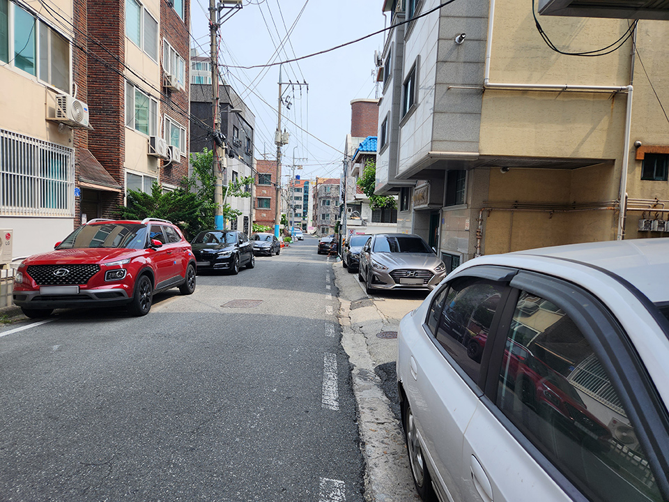 대전 서구 갈마동의 협소한 골목에 불법 주정차된 차량들. 사진=조정민 수습기자