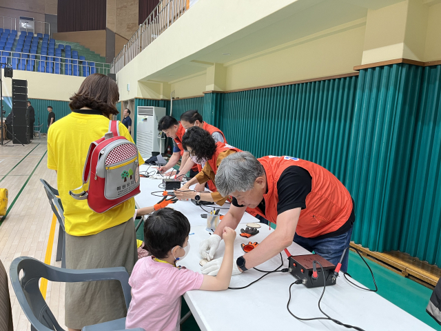 (가칭)사회적협동조합 대전자립준비청년통합지원센터는 파랑새봉사단과 함께 9일 진행된 효문화 확산을 위한 범시민 선포식 및 캠페인에 참여해 우드버닝 프로그램 부스를 진행했다. 대전자립준비청년통합지원센터 제공