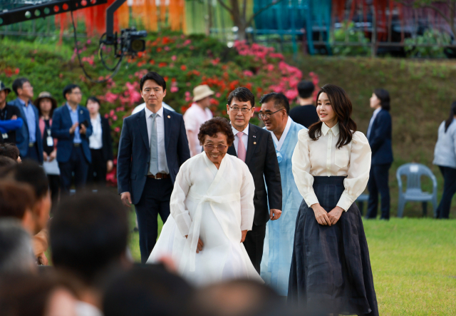 9일 충남 서천군 한산모시관 일원에서 열린 '제33회 한산모시문화제'에 참석한 김건희 여사. 사진=대통령실 제공