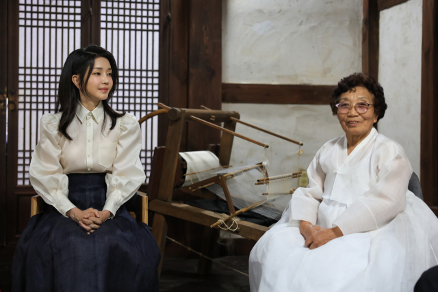 9일 충남 서천군 한산모시관 일원에서 열린 '제33회 한산모시문화제'에 참석한 김건희 여사.<대통령실 제공>