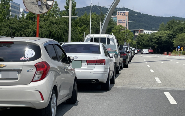 12일 대전현대아울렛 재개장 첫날, 인근 도로에 불법 주차 된 차들이 늘어서 있다. 사진=한유영 기자