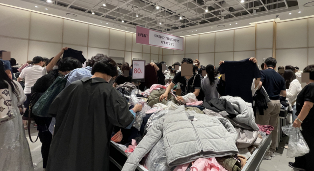 12일 대전현대아울렛 의류 최대 80%할인 행사장 안이 사람들로 빽빽하다. 사진=한유영 기자
