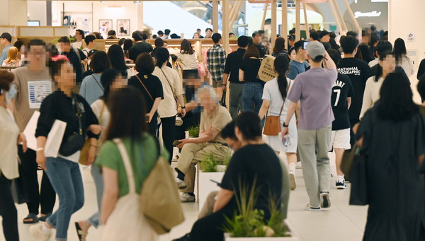 현대프리미엄아울렛 대전점이 화재 참사 이후 9개월여 만에 재개장한 가운데 12일 현대프리미엄아울렛 대전점이 쇼핑을 하려는 시민들로 북적이고 있다. 이경찬 기자 chan8536@cctoday.co.kr