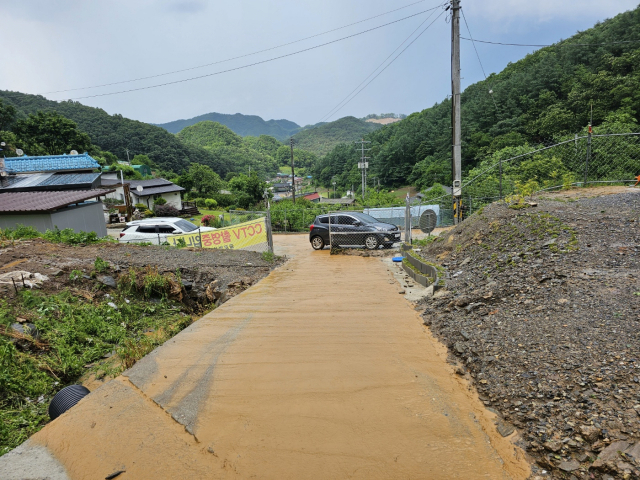 11일 오후 3시경 단양군 적성면 기동리 일대에 폭우에 우박까지 쏟아져 밭작물이 물에 잡기는 등 피해를 입었다. 단양=이상복 기자