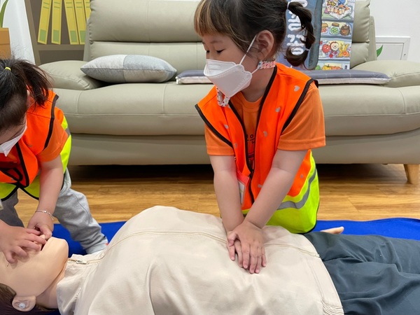 ▲ 더그림유치원 유아가 인공호흡 등 응급처치를 배우고 있다.   더그림유치원 제공