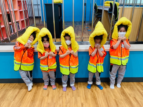 ▲ 더그림유치원 유아들이 지진 안전 교육을 받고 있다.  더그림유치원 제공