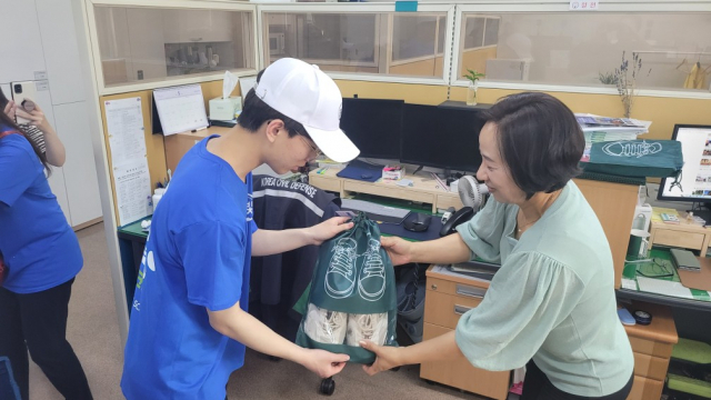 13일 예산꿈빛학교 학생들이 충남교육청을 방문해 ‘꿈빛크린’ 출장 세탁 서비스를 제공하고 있다. 사진 충남교육청 제공