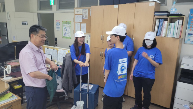 13일 예산꿈빛학교 학생들이 충남교육청을 방문해 ‘꿈빛크린’ 출장 세탁 서비스를 제공하고 있다. 사진 충남교육청 제공