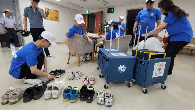 13일 예산꿈빛학교 학생들이 충남교육청을 방문해 ‘꿈빛크린’ 출장 세탁 서비스를 제공하고 있다. 사진 충남교육청 제공