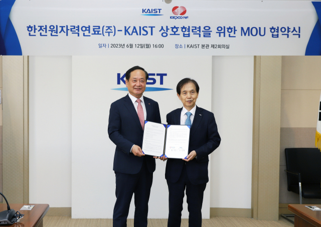 한전원자력연료(주)와 한국과학기술원(KAIST)은 13일 학술연구 및 원자력산업 발전 경쟁력 향상을 위한 상호협력 업무협약을 체결했다. 원자력연료 제공