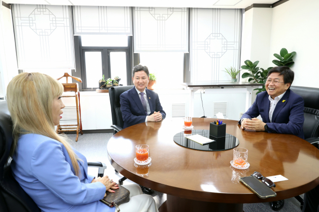 최교진 교육감과 성악가 조수미 씨가 13일에 한창섭 행정안전부 장관 직무대행을 만나 ‘휠체어 그네’ 관련 이야기를 나누고 있다. 사진=세종시교육청 제공