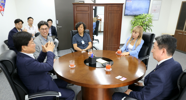 최교진 교육감과 성악가 조수미 씨가 13일 한창섭 행정안전부 장관 직무대행을 만나 이야기를 나누고 있다. 사진=세종시교육청 제공