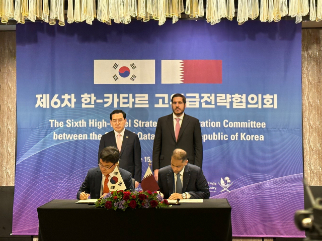 류동현 특허청 차장(앞열 왼쪽 첫 번째)과 칼리드 알-하마르 주한 카타르 대사(앞열 왼쪽 두 번째)가 15일 서울 포시즌스 호텔에서 지식재산분야 포괄협력 MOU를 체결하고 있다. 특허청 제공