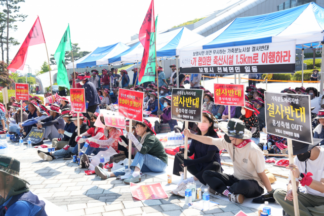 보령시 천북면민 400여명은 지난 16일 홍성축협 가축분뇨 공공처리시설 설치 후보지 이전을 요구하며 충남도청 상경 시위로 실력 행사에 나섰다. 사진=송인용 기자