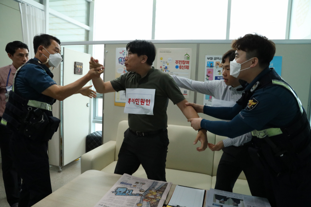 충남교육청은 20일 홍성경찰서와 합동해 특이민원 비상상황 대비 모의훈련을 진행했다. 사진 충남경찰청 제공