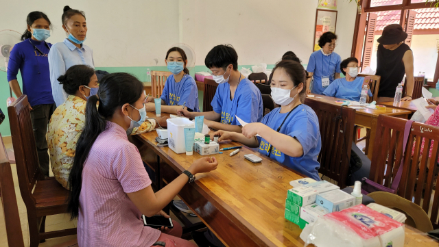 건양사이버대학교는 지난 18~20일 캄보디아 시엠립 내 로터스월드에서 김안과병원 의료진들과 함께 의료봉사를 추진했다. 건양사이버대 제공