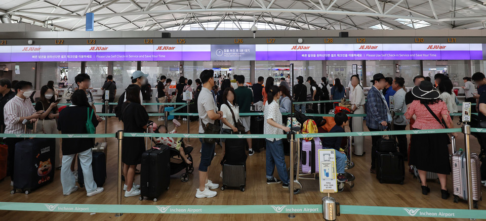 지난달 일본을 방문한 외국인 가운데 한국인이 가장 많았던 것으로 조사된 가운데 22일 오전 인천국제공항 제1여객터미널에서 오사카 등 일본으로 향하는 여행객들이 탑승수속을 위해 줄을 서고 있다. 이날 일본정부관광국(JNTO)이 발표한 자료에 따르면 지난 5월 중 일본을 방문한 외국인 189만8천900명 중 한국인이 51만5천700명으로 가장 많았다. 2023.6.22 사진=연합뉴스.