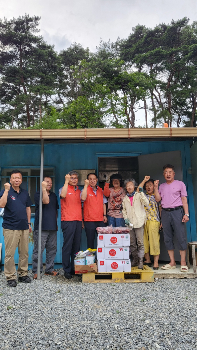 한밭주거복지사회적협동조합과 파랑새봉사단,(가칭)사회적협동조합 대전자립준비청년통합지원센터는 23일 조합원과 함께 등골경로당을 방문했다. 한밭주거복지사회적협동조합 제공