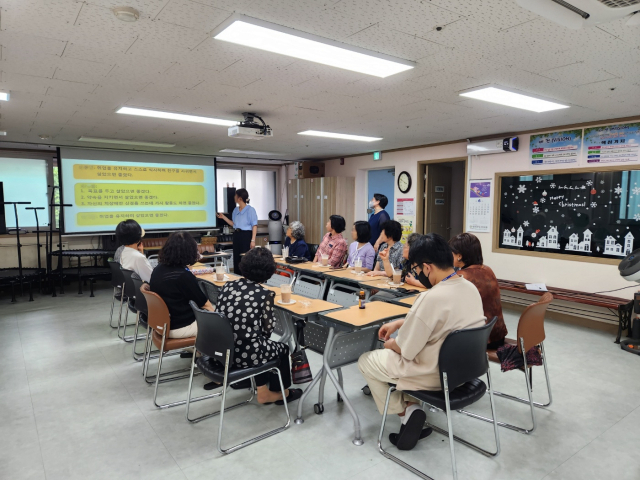 정신재활시설 밝은세상은 가족모임 토론을 통해 정보를 공유하는 시간을 마련하고 있다. 밝은세상 제공