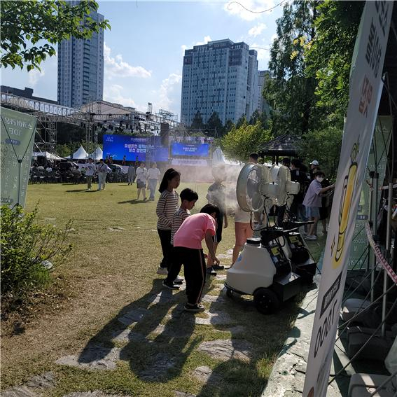 지난달 열린 유성온천문화축제장에 설치된 이동식 쿨링포그. 천연살균의학처 제공