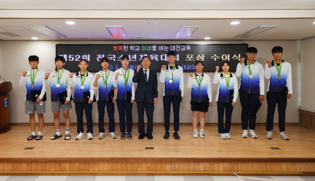 26일 동부교육지원청 회의실에서 제52회 전국소년체육대회 입상선수 및 우수학교에 대한 포상금 수여식이 열렸다. 대전시교육청 제공