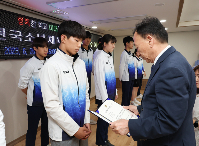 26일 동부교육지원청 회의실에서 제52회 전국소년체육대회 입상선수 및 우수학교에 대한 포상금 수여식이 열렸다. 대전시교육청 제공