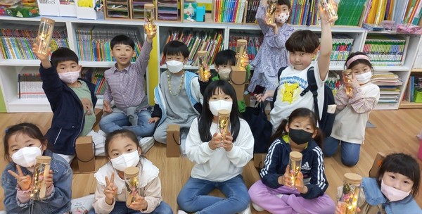 ▲ 두루초 어버이날 꽃편지쓰기 후 기념촬영.