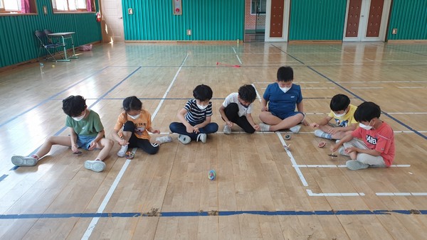 ▲  장기초 팽이돌리기 모습.