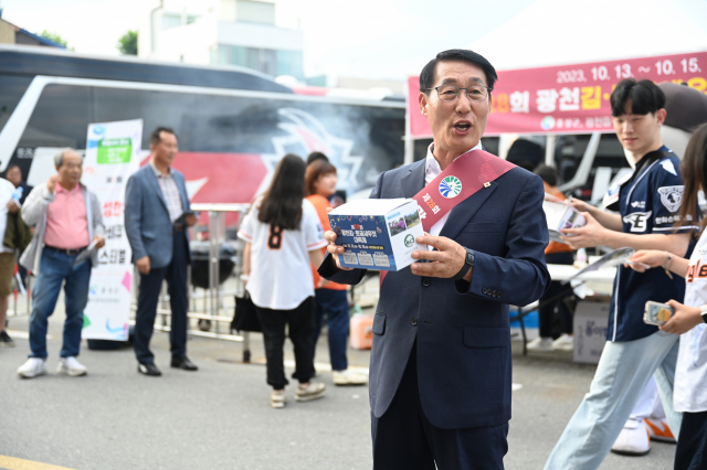 이용록 홍성군수가 27일 대전한화이글스파크에서 '홍성의 날'을 홍보하고 있다. 사진 홍성군 제공