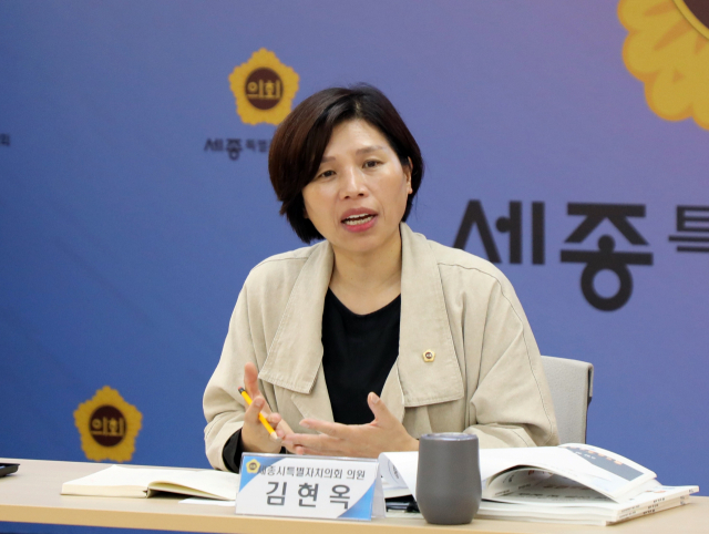 김현옥 의원이 세종시의회 대회의실에서 ‘이중언어강사 제도 발전 방안 마련’ 간담회를 열고 있다. 사진=세종시의회 제공