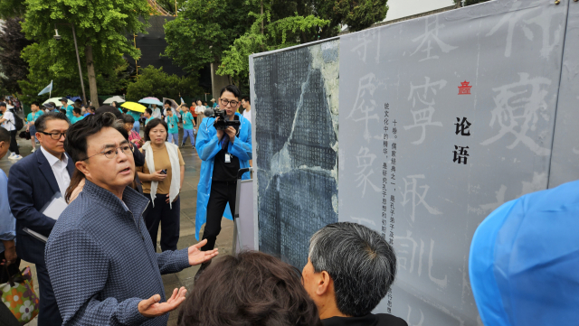 김태흠 충남지사가 2일 중국 산시성 시안성 시안비림박물관을 찾아 동행한 보령시 공무원들에게 '큰 틀에서 제대로 보령 빛돌숲 사업을 추진하라고 주문하고 있다. 김중곤 기자
