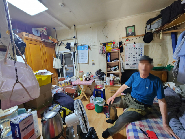대전 동구 삼성동의 한 쪽방에서 박지명(가명) 할아버지가 무더운 여름을 나고 있다. 사진=김성준 기자