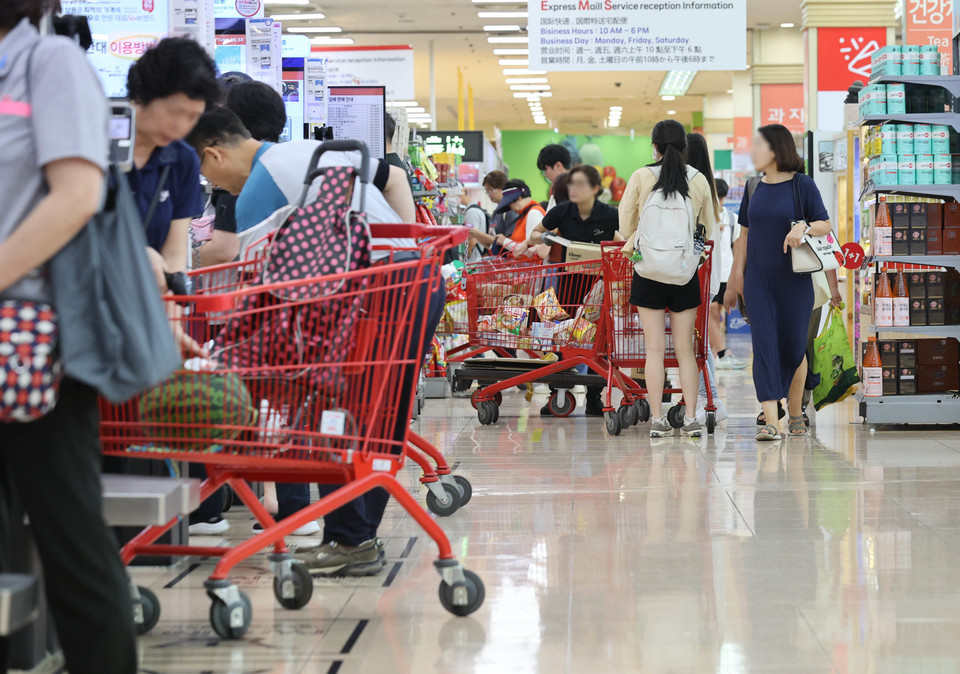 한 대형마트에서 장을 보는 시민의 모습. 사진=연합뉴스.