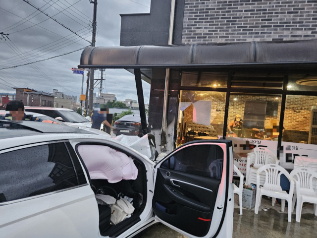 4일 오후 7시39분경 홍성 홍성읍 남장리 소재 한 식당으로 차량이 돌진해 운전자 1명이 숨지고 식당 안팎에 있던 4명이 다쳤다. 충남소방본부 제공