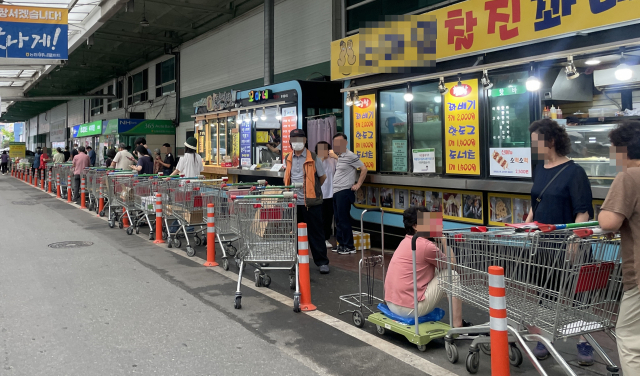 5일 대전 안영동 농협하나로마트 식자재매장 앞에 정부 비축 천일염을 사려는 사람들이 줄을 서 있다. 사진=한유영 기자