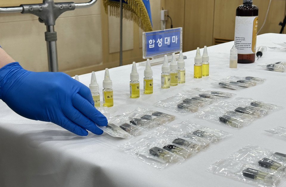 지난 28일 오전 울산 남부경찰서 소회의실에 경찰이 마약 유통책과 투약자들로부터 압수한 합성대마가 놓여 있다. 울산 남부서는 전국에서 점조직 형태로 활동하며 필로폰과 합성대마를 판매한 일당과 투약자 등 55명을 검거해 49명을 구속했다고 밝혔다. 2023.6.28 사진=연합뉴스. 