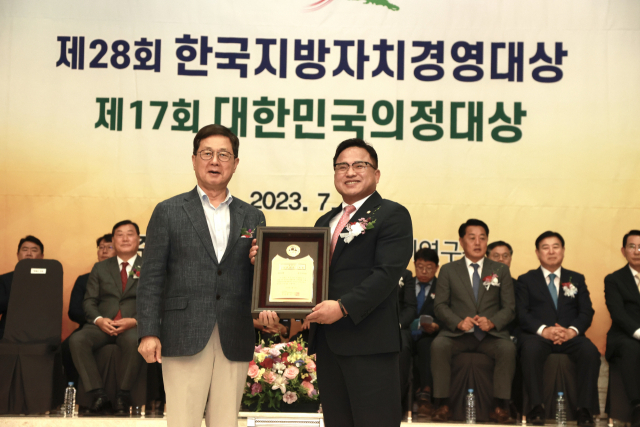 박해수 충주시의장(오른쪽)이 5일 서울 공군호텔에서 열린 '17회 대한민국 의정대상' 시상식에서 종합대상을 수상했다.사진=충주시의회