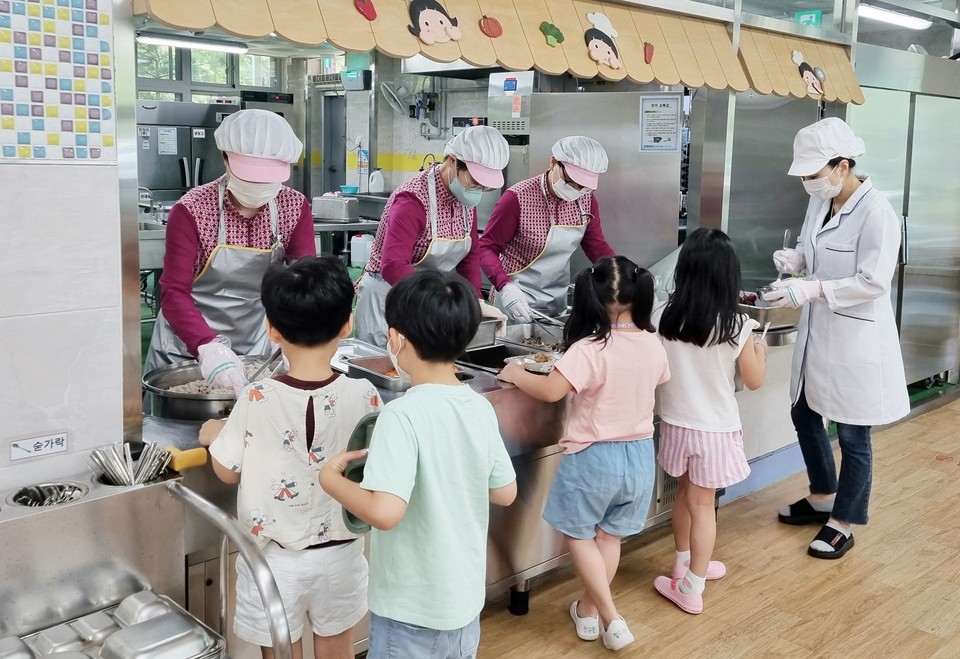 급식하는 학생들 [세종교육청 제공. 재판매 및 DB 금지]