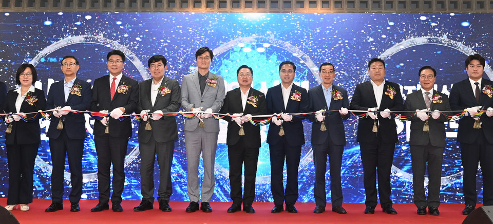 10일 대전 중구 신·구지하상가 연결통로에서 중앙로 신·구 지하상가 연결사업 개통식이 열려 이장우 대전시장, 박희조 동구청장, 김광신 중구청장, 장철민 더불어민주당 의원, 윤창현 국민의힘 의원을 비롯한 참석자들이 기념촬영을 하고 있다. 이경찬 기자 chan8536@cctoday.co.kr