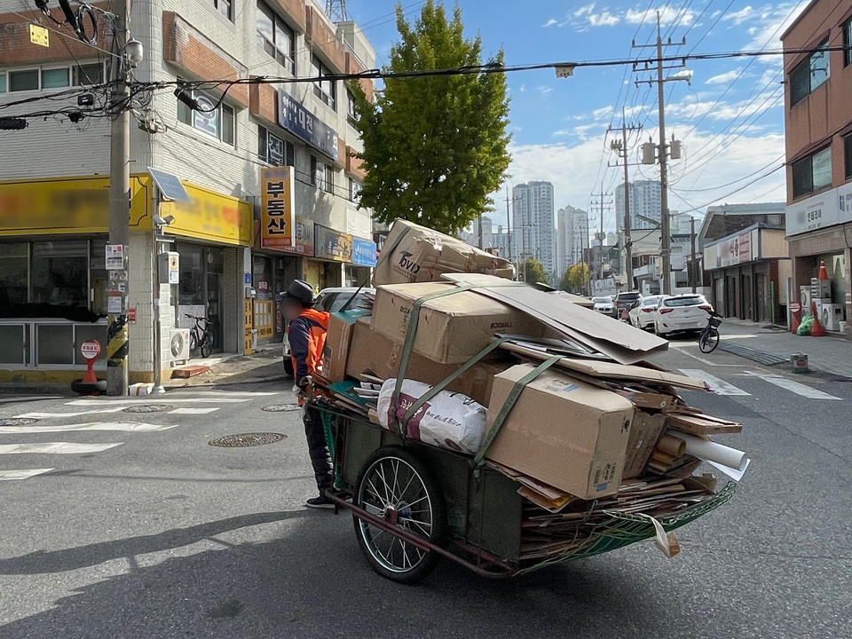 대전 서구 도마동에서 한 노인이 폐지를 가득 실은 리어카를 힘겹게 끌고 있다. 사진=김성준 기자