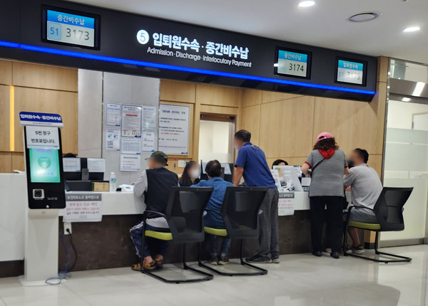보건의료노조가 총파업에 돌입한 13일 대전 충남대병원 로비에서 환자들이 진료를 위해 대기하고 있다. 사진=김성준 기자