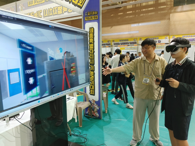 산업인력공단 CNC 선반 제작 VR 체험. 사진=강대묵 기자