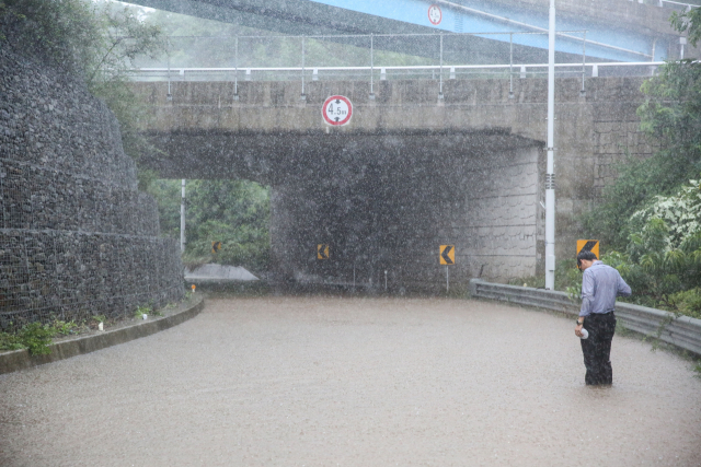 충남 서천 장항읍 원수리에서 군산 방향 진입로가 쏟아진 비에 불어나 있다. 성인의 무릎 높이 만큼 물이 찼다. 서천군 제공