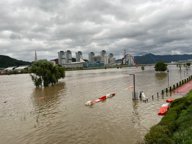 14일 대전에 내린 폭우로 인해 갑천변의 수위가 높아지면서 엑스포 다리 아래 산책로를 포함한 나무와 시설물들이 물에 잠겨있다. 사진=김윤주 기자