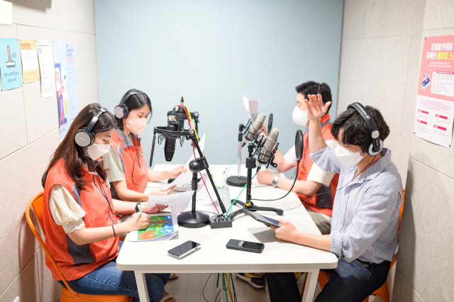 14일 한국타이어 임직원들이 서울 서초구 소재 녹음실에서 목소리 녹음을 하고 있다. 한국타이어 제공