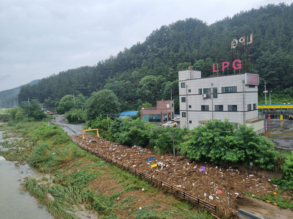 지난 15일 폭우가 휩쓸고 지나간 서구 정림동 주택가를 가수원교에서 바라본 모습 사진=노세연 기자