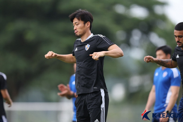 Shin Heong-min em Ulsan Hyundai.  Apresentado pela Associação Coreana de Futebol Profissional