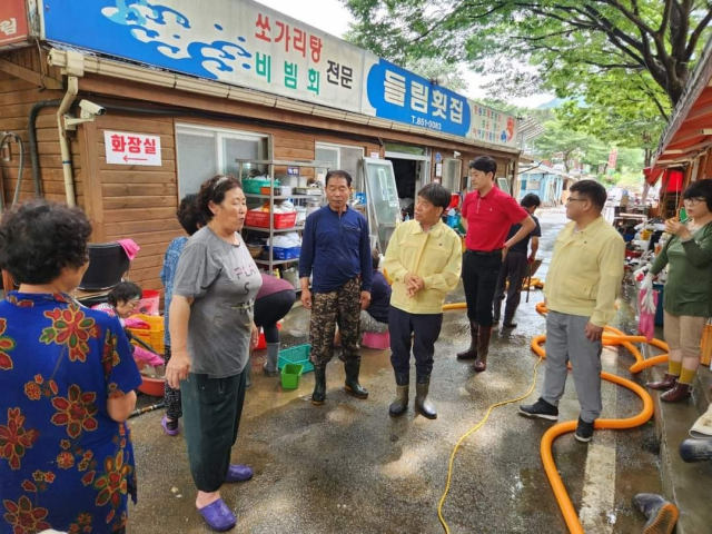 충주시의회 박해수 의장과 동료 시·도의원들이 17일 살미면 토계리 수해 현장을 찾아 피해 복구에 참여하고 있다.사진=독자제공