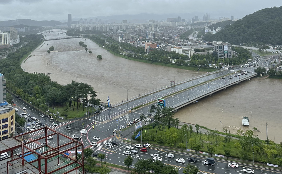 폭우로 인한 수위 상승으로 14일 오후 대전 만년교 도로 차량 통행이 통제돼 있다. 2023.7.14 [대전시 제공. 재판매 및 DB금지]